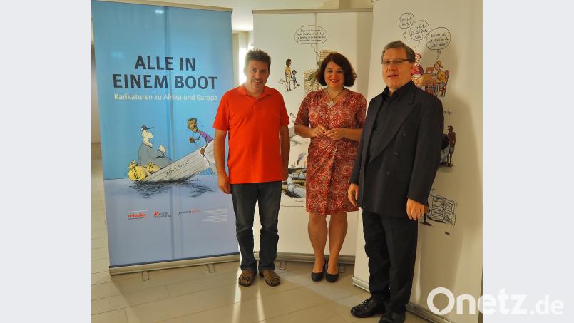 Hans Bräuer von der KEB-Weiden-Neustadt, Christina Engl von der Caritas in der Diözese Regensburg und der Leiter des Exerzitienhauses Johannisthal,  Manfred Strigl, bei der  Eröffnung der  Karikaturenausstellung. sbü