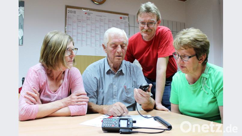 Ausbilder Rüdiger Ubrig (stehend) zeigte den BRK-Mitgliedern in der Monatsversammlung die Funktionsweise des Digitalfunks. njn