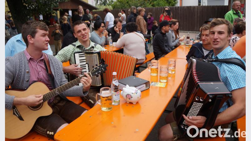 Michael Fleischer und Michael Niebauer sowie Stefan Prey, die sich „OpenEndBand“ nennen, umrahmten das Pfarrfest am Nachmittag musikalisch. weu