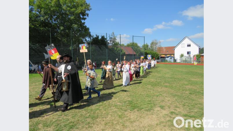 Angeführt vom Nachtwächter ziehen die Mädchen und Buben auf den Festplatz. adj