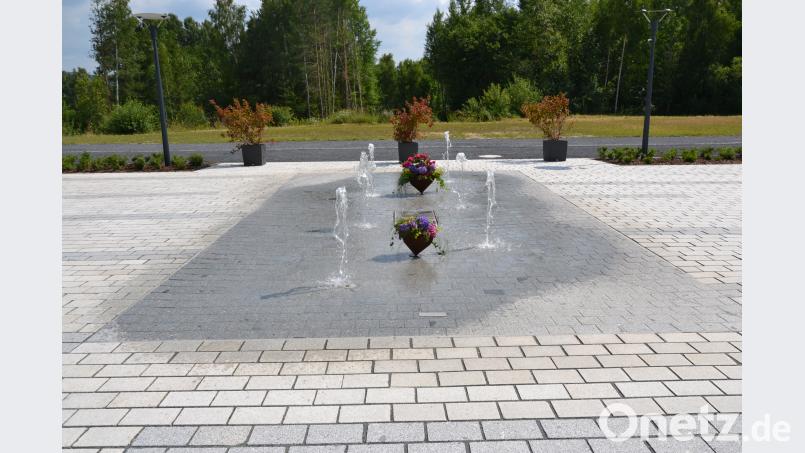 Die Brunnenanlage in der neu gestalteten  Kurpromenade erfüllt durch den Zugang zum Wasser auch den Beitrag zur Inklusion. plym