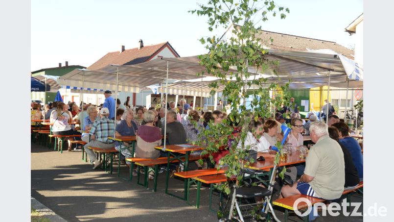 Sehr gut besucht ist das Dorffest am späten Sonntagnachmittag. bey