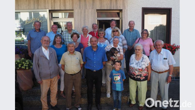 Unter die Mitglieder des Heimatvereins Eisendorf mischen sich die Gründer und Vorstandsmitglieder Karl Zeug, Josef Hoffmann und Vorsitzender Waldemar Hansl (vorne von links). gz
