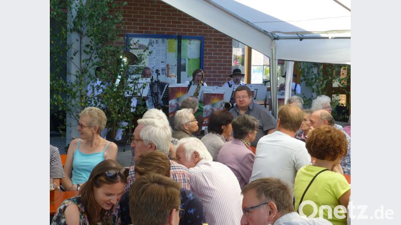 Das Kirchweihfest wird in Neuhaus mit einem Gottesdienst und einem weltlichen Fest auf dem Vorplatz der Heilig-Geist-Kirche gefeiert. Die Neuhauser nehmen  das Angebot  gerne an und feiern  und singen mit den Burgsteigmusikanten bis zum  Sonnenuntergang. ser