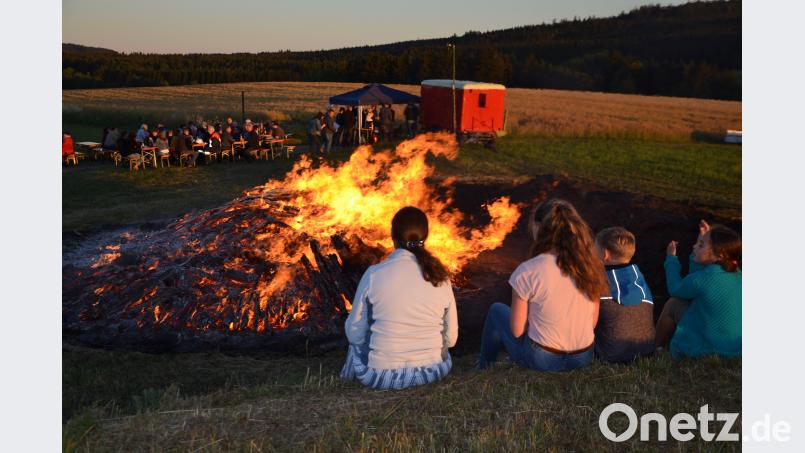 Auf der „Buslhöhe“ über Tröbes wurde das Johannisfeuer von der Landjugend entzündet. Pfarrer Josef Most segnete das Feuer. Auf der Anhöhe ließ sich das Feuer gut beobachten. Bild: gi gi