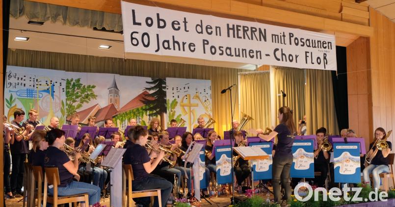 Mit dem Stück „Welcome" eröffnet der Jubelchor das eindrucksvolle Bläserfest zum 60-jährigen Bestehen. le
