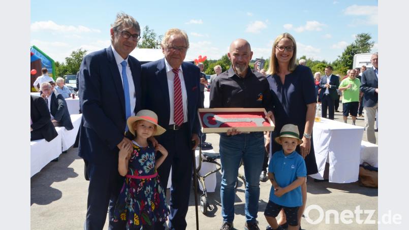 Bei der Schlüsselübergabe mit Unternehmer Josef Reger (Zweiter von rechts) sind Firmenchef Bernd Widmann, Firmengründer und Seniorchef Bruno Widmann, Schwiegertochter Lisa Widmann (von links) mit den Kindern Ben und Sophia überglücklich, dass die Umbaumaßnahme so reibungslos verlaufen ist. dob