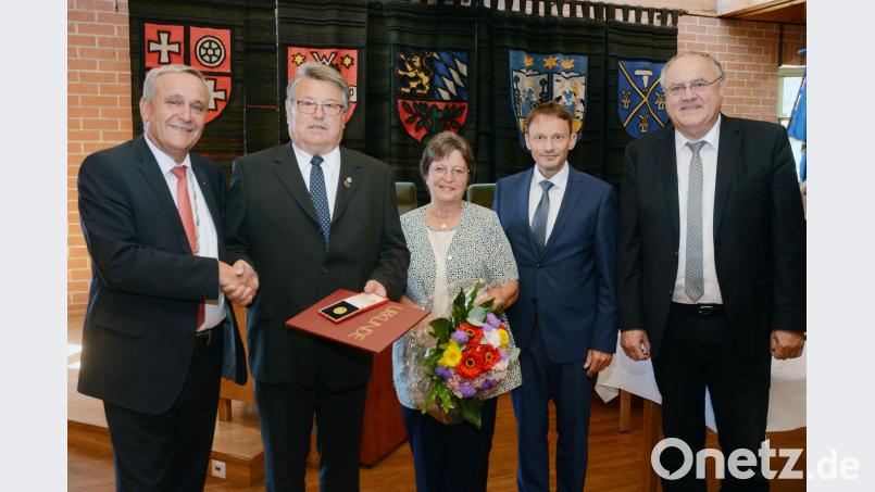 Anerkennung für Verdienste um den Heimatring: OB Kurt Seggewiß (links) gratuliert mit seinen Bürgermeisterkollegen Lothar Höher und Jens Meyer (von rechts) Günther Magerl und seiner Frau Elfi. Schönberger