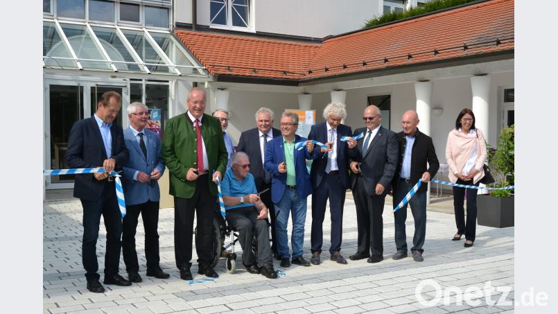 Der Zweckverband Sibyllenbad beim oder nach dem symbolischen Durchschneiden des Bandes. plym