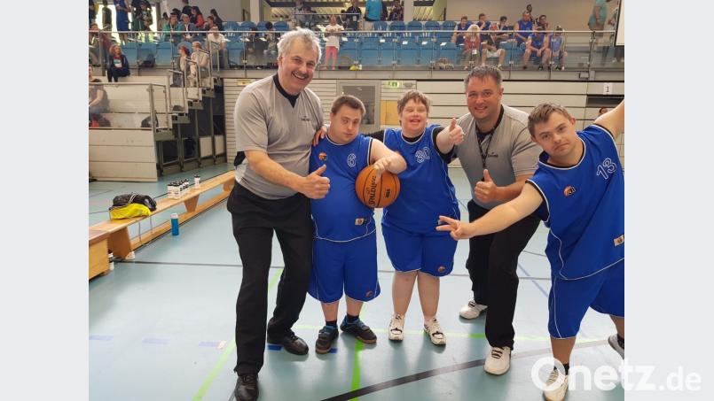 Große Freude bei den Basketball-Teams des Freizeitclubs der Lebenshilfe Amberg-Sulzbach. In Kiel sichern sie sich die Goldmedaille. (exb)