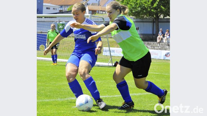Erdinger Meistercup 2018 beim TUS Rosenberg

Saison: 2018/19

Szene aus dem Vorrundenspiel der Frauen in der Gruppe F:  1. FC Edelsfeld (rechts)  gegen den SV Altenstadt II (2:1)

Bild: Ziegler Ziegler