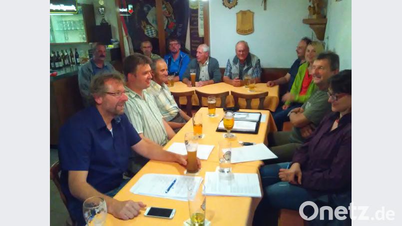 Die Stadträte um zweiten Bürgermeister Hermann Schraml (links) stellen sich den Fragen, aber auch der Kritik der Bürger. kaz