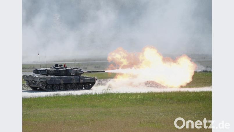 Ein Kampfpanzer vom Typ Leopard schießt auf dem Truppenübungsplatz Grafenwöhr. Kevin S. Abel/US-Armee