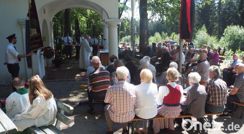 Pfarrer Gerhard Hettler zelebriert den Gedenkgottesdienst an der Waldkapelle „Maria Heimsuchung“. gz