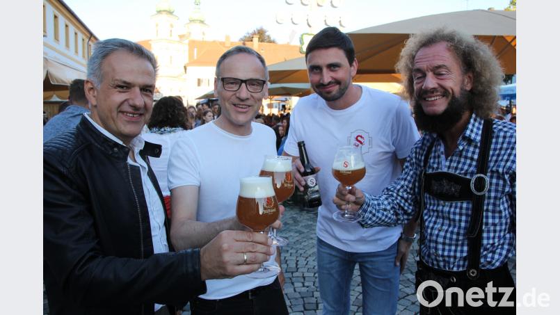 Die Erzeugnisse der neuen Stiftland-Brauerei waren der Renner beim Bürgerfest: Von links die Bürgermeister Roland Grillmeier und Bernd Sommer, Brauerei-Geschäftsführer Tomáš Linda und Luis-Andreas Hart. kro
