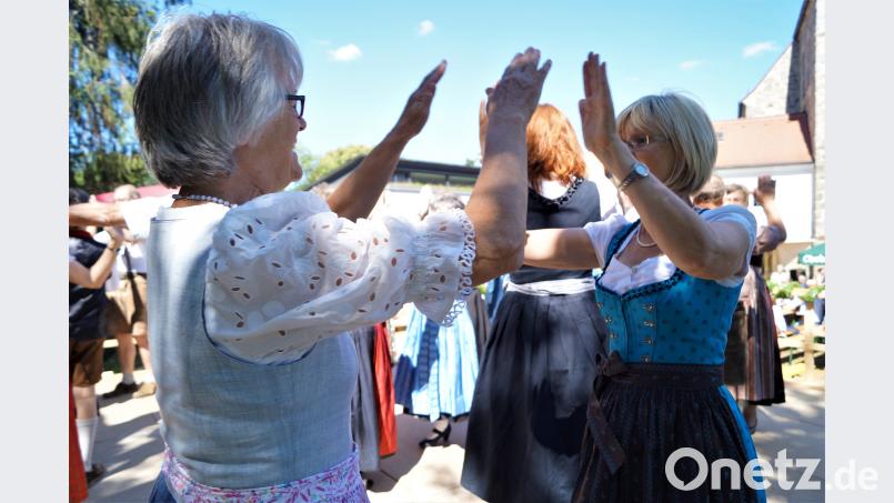Brauchtum und Gemütlichkeit sind bei Besuchern und Mitwirkenden Trumpf. arw