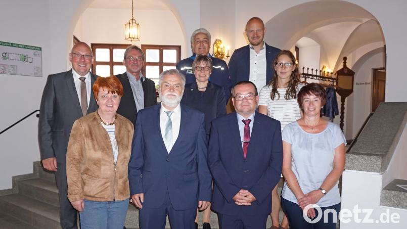 1. Reihe (von links): Monika Helm (Frau von Klaus Helm), Klaus Helm, Roland Sommer, Birgit Sommer (Frau von Roland Sommer) 2. Reihe (von links): Oberbürgermeister Oliver Weigel, Lothar Friedmann (Hauptamtsleiter), Ute Kaiser (stellv. Personalratsvorsitzende), Franziska Friedrich (Personalstelle) 3. Reihe (von links): Stefan Kolb (Sachgebietsleiter Betriebsverwaltung), Stefan Büttner (Bauamtsleiter) exb