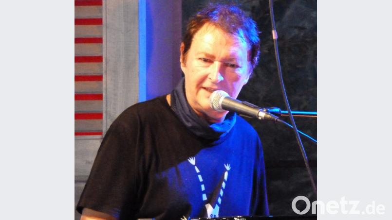 Ständchen zum 30. Geburtstag: Hans-Jürgen Buchner sang und spielte es. Bild: Amann