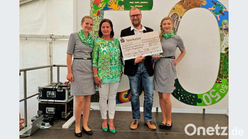 Die Geschäftsführerin (Zweite von links) überreichte den Sandra-Loew-Preis an Manuel Rankl, der ihn stellvertretend für die Mitarbeiter in der Einrichtung in Niederwinkerling entgegen nahm. Völkl