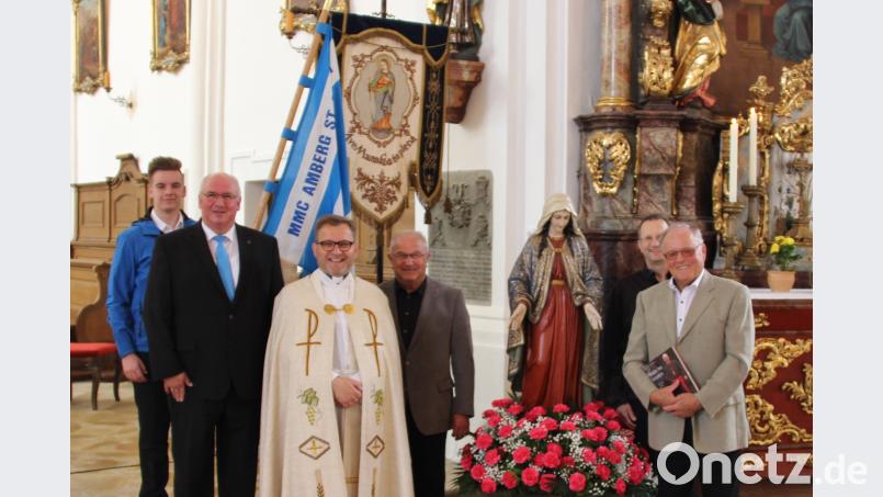 Langjährige Sodalen werden beim Festkonvent der MMC in Vilseck geehrt (von links): Bannerträger Martin Koller, Präfekt Michael Koller, Zentralpräses Markus Brunner, Josef Lehner, Michael Seegerer und Heinz Probst. rha