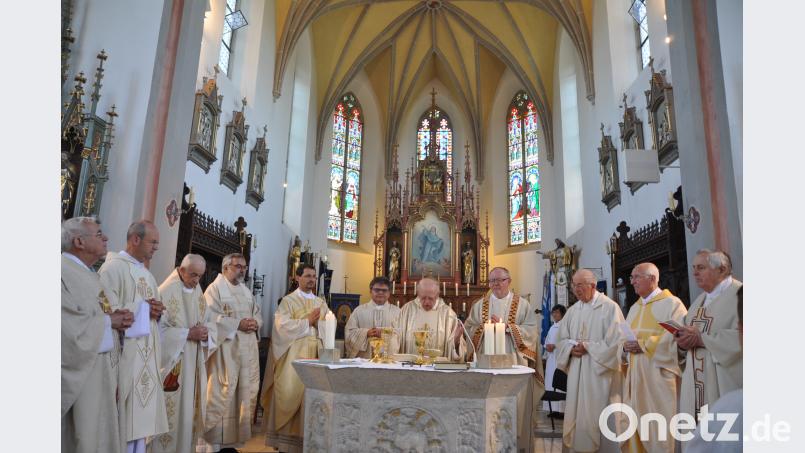 Msgr. Willibald Spießl feierte am Sonntag sein 60-jähriges Priesterjubiläum. Rechts von ihm Festprediger Msgr. Wolfgang Riedl aus Metten es