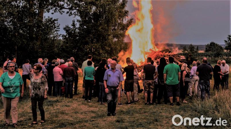 Nach dem Segensgebet von Pfarrer Gerhard Pausch stellen sich die Gäste ans lodernde Feuer. R. Kreuzer