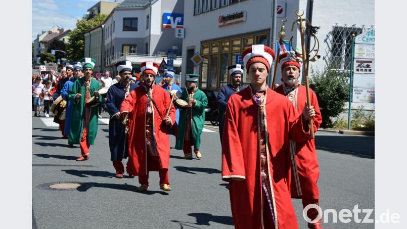 Festzugsteilnehmer in ihren bunten Kostümen und Gewändern. jr