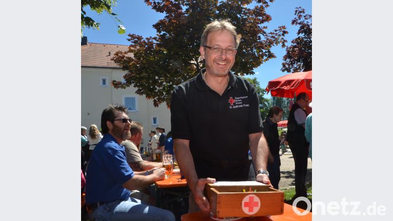 Franz Sollfrank versucht sich an diesem Sonntag als Losverkäufer. Mit Erfolg. Am Ende sind alle Lose verkauft. dob