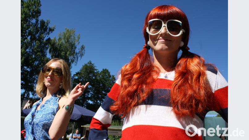 Mode und Gesten im Zeichen der aufbegehrenden Jugend, die sich beim Prager Frühling 1968 nicht in das enge Korsett der Kommunisten zwingen ließ. eib