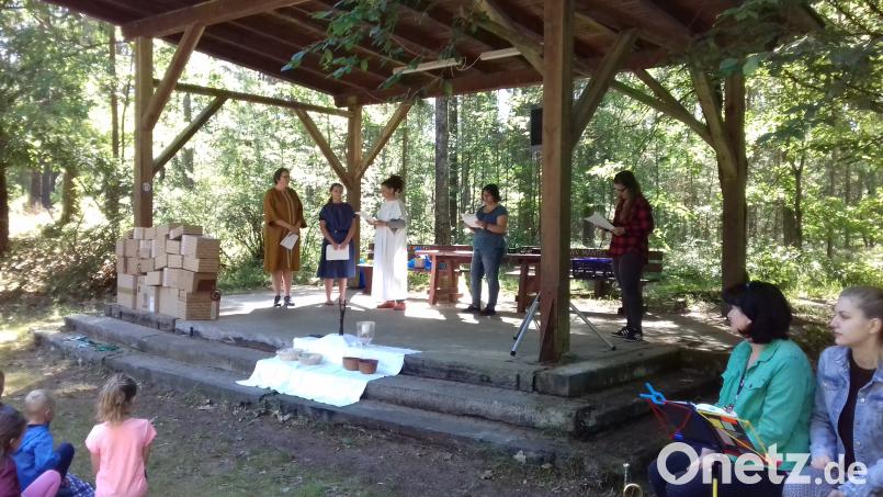 Der Kindergottesdienstteam erzählt die Geschichte  "Wachsen wie ein Baum". sei