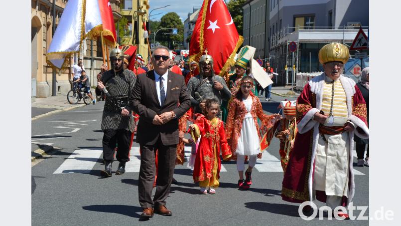 Celal Öztürk (mit Sonnenbrille) führte den Festumzug durch die Stadt an. jr
