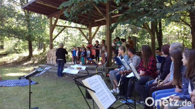 Posaunenchöre, Kinder- und Jugendchor sowie ökumenischer Singkreis gestalten den Gottesdienst. sei