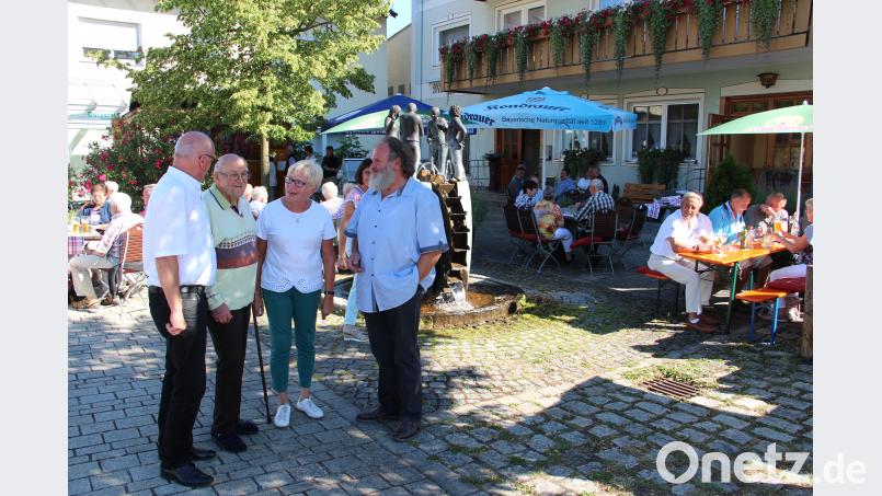 Sigismund Lang (Zweiter von links) wird beim Sommerfest des VdK besonders geehrt. Im Gespräch mit ihm: Vorsitzender Peter Jakubowicz, seine Stellvertreterin Marianne Gradl und Schriftführer  Bernhard Bamler (von links). gri