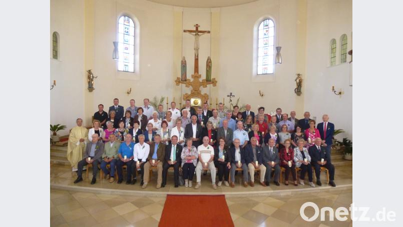 Ein Festtag in der Pfarrei Heilige Familie. Die Jubelkommunikanten stellen sich für ein Erinnerungsfoto im Altarraum der Kirche auf. bk