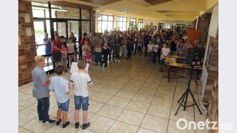 Zu Beginn versammelten sich alle in der Aula der Mittelschule. ral