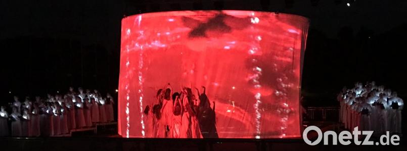 Überraschende Effekte: Unterstützt vom Madrigalchor der Münchener Hochschule für Musik inszenierte "La Fura dels Baus" Carl Orffs "Carmina Burana". Bild: Amann