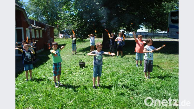 Zirkusarbeit ist auch ein Spiel mit dem Feuer. &quot;Es tut gar nicht weh&quot;, sagen die Buben. tss