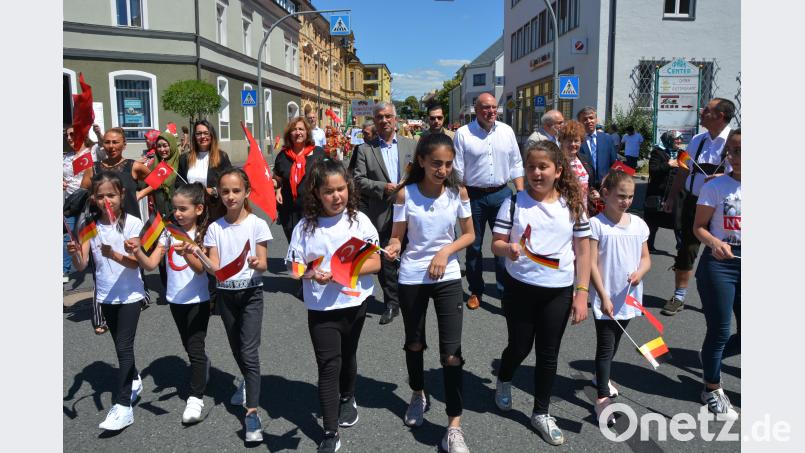 Auch Oberbürgermeister Oliver Weigel marschierte beim Festzug mit. jr