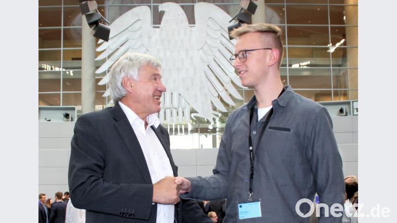 Stefan Lützner mit Alois Karl vor dem Bundesadler. Harald Frank