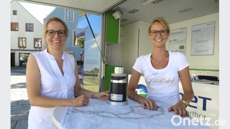 Die Referentinnen für Öffentlichkeitsarbeit und Bürgerbeteiligung, Ina-Isabelle Haffke (rechts) und Carolin Kürth (links), bauten am Montag einen Info-Stand am unteren Marktplatz auf.   Bild: Hirsch Hirsch