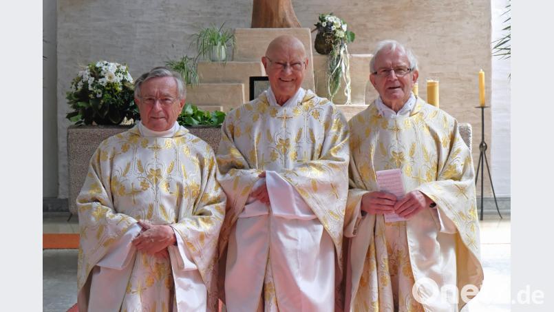 Die Ruhestandsgeistlichen Dr. Johannes Schlosser, Norbert Demleitner und Joseph Hönig (von links) feiern ihr 60-jähriges Priesterjubiläum. twi