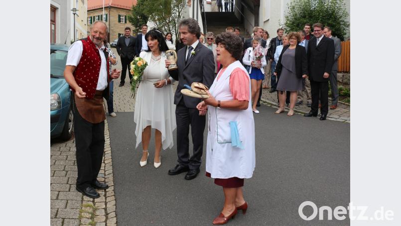 Das Brautpaar lässt sich gerne zu einem Umtrunk mit echtem Oberpfälzer Bier einladen und nimmt die Glückwünsche entgegen, die von den Theaterfreunden traditionell mit Brot und Salz übergeben werden. rpp