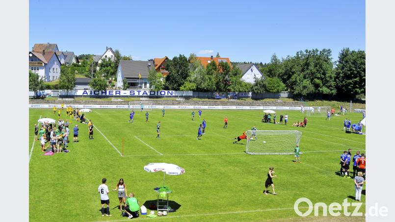 Erdinger Meistercup 2018 beim TUS Rosenberg

Saison: 2018/19

Auf fünf Spielfeldern gleichzeitig wurde im Rosenberger Aicher-Sation gestern beim Erdinger Meistercup 2018 gespielt, wobei alleine in der Vorrunde 74 Spiele zu je 13 Minuten zu absolvieren waren


Bild: Ziegler Ziegler