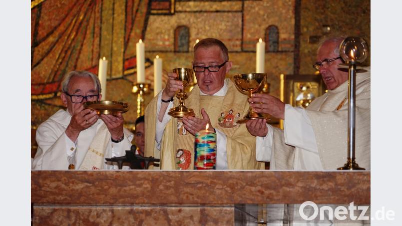 In Konzelebration mit Stadtpfarrer Gerhard Pausch (rechts) und Diakon Anton Feil (links) feiert Pfarrvikar Andreas Reber den Festgottesdienst. Kunz