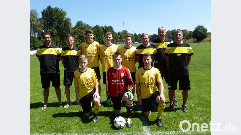 Torwarttrainer Johannes Wolf, Chefcoach Thorsten Baierlein, die Jugendspieler Johannes Dotzler, Tobias Meier, Benedikt Rauch, Co-Trainer Christoph Ertel, Abteilungsleiter Wolfgang Dotzler und der Trainer der zweiten Mannschaft, Helmut Hefner (hinten von links), Patrick Bönisch, Neuzugang Benedikt Dietrich und Martin Wawersig. nrö