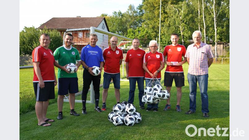 FSV-Fördervereinsvorsitzender Michael Wittmann (rechts) unterstützt den FSV mit einer Spende. Darüber freuen sich (von links) FSV-Vorsitzender Peter Sollfrank, Spielführer Simon Bauer, Trainer Markus Dagner, Hubert Pühler (FSV-Förderkreis), Lothar Schön (FSV-Jugend), Josef Götz (Mannschaftsbetreuer 1. Mannschaft) und Jugendkoordinator Roman Klos. fvo