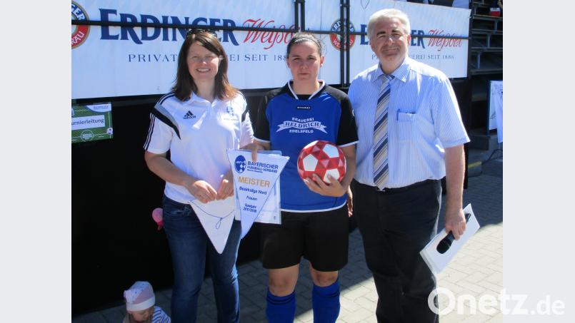 Im Rahmen des Erdinger Meister-Cup wurde der FC Edelsfeld als Meister der Frauen Bezirksliga Nord geehrt. BFMA-Vorsitzende Kerstin Costa und BFV-Bezirksvorsitzender Thomas Graml überreichten an Sabina Ertl den Meisterwimpel, bra