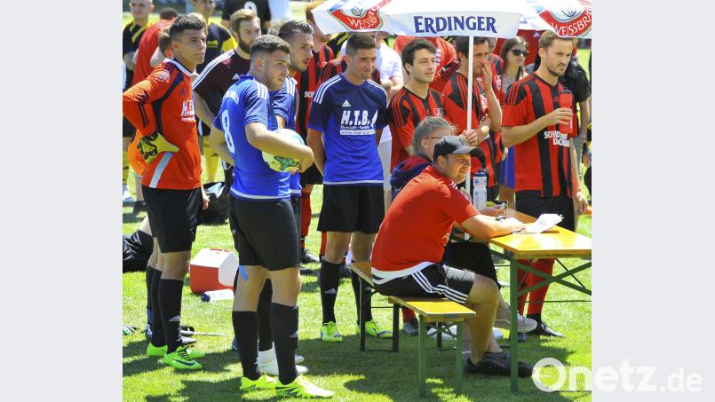 Erdinger Meistercup 2018 beim TUS Rosenberg

Saison: 2018/19

Trainer Sebastin Binner vom SSV Paulsdorf (rechts sitzend) hatte alles im Blick

Bild: Ziegler Ziegler