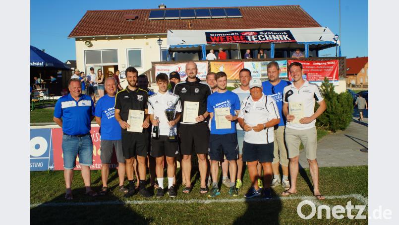 Beim ersten „Reitinger&amp;Mutzbauer-Cup“ der DJK Weihern-Stein gingen der SV Trisching als Cup-Sieger hervor (Bildmitte). Schlosser
