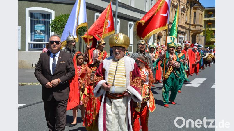 Celal Öztürk (mit Sonnenbrille) führte den Festumzug durch die Stadt an. jr